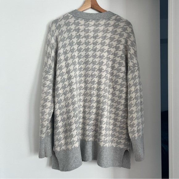 Abercrombie and Fitch Houndstooth white and grey oversized cardigan - Picture 3 of 5